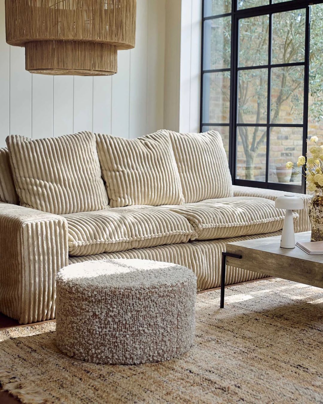 أريكة من المخمل المخطط بتصميم الكورودروي