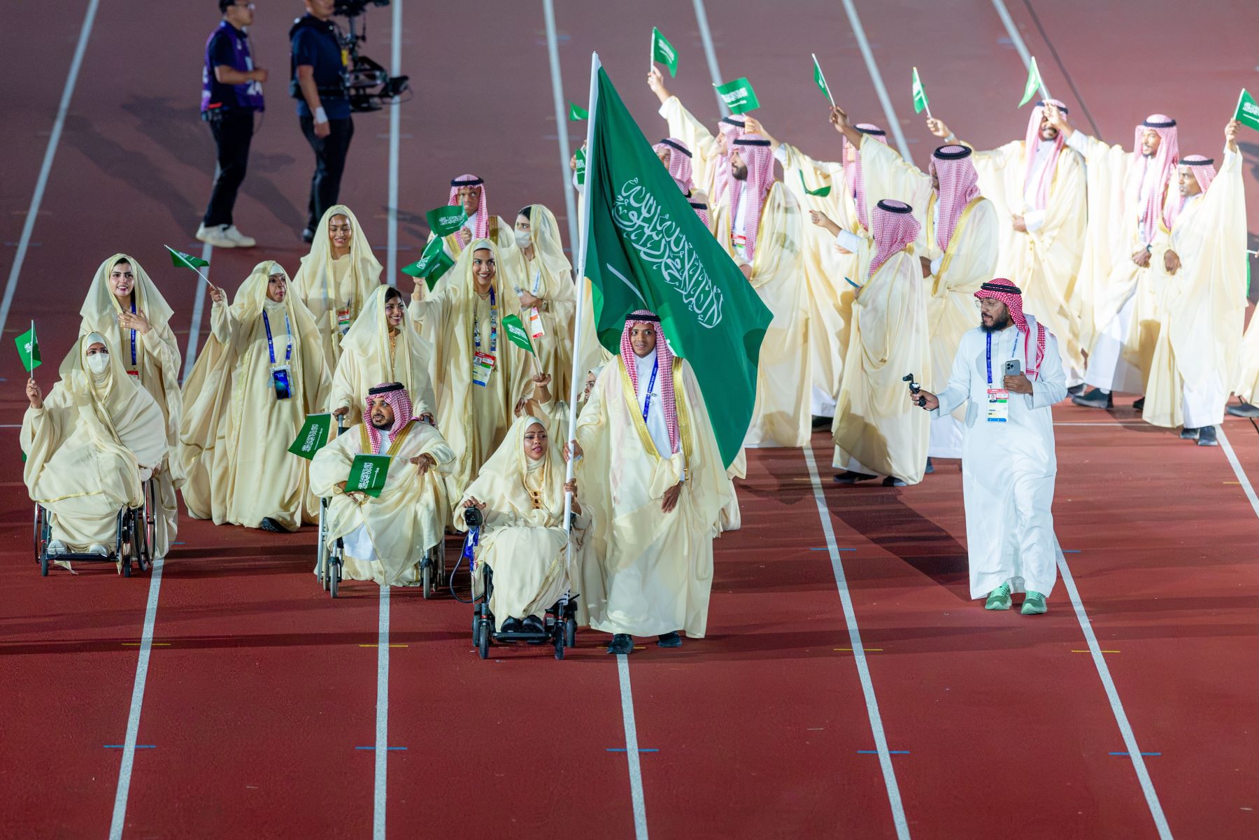 أزياء الفريق السعودي في افتتاح دورة الألعاب الآسيوية البارالمبية بأنامل المصممة علياء السالمي
