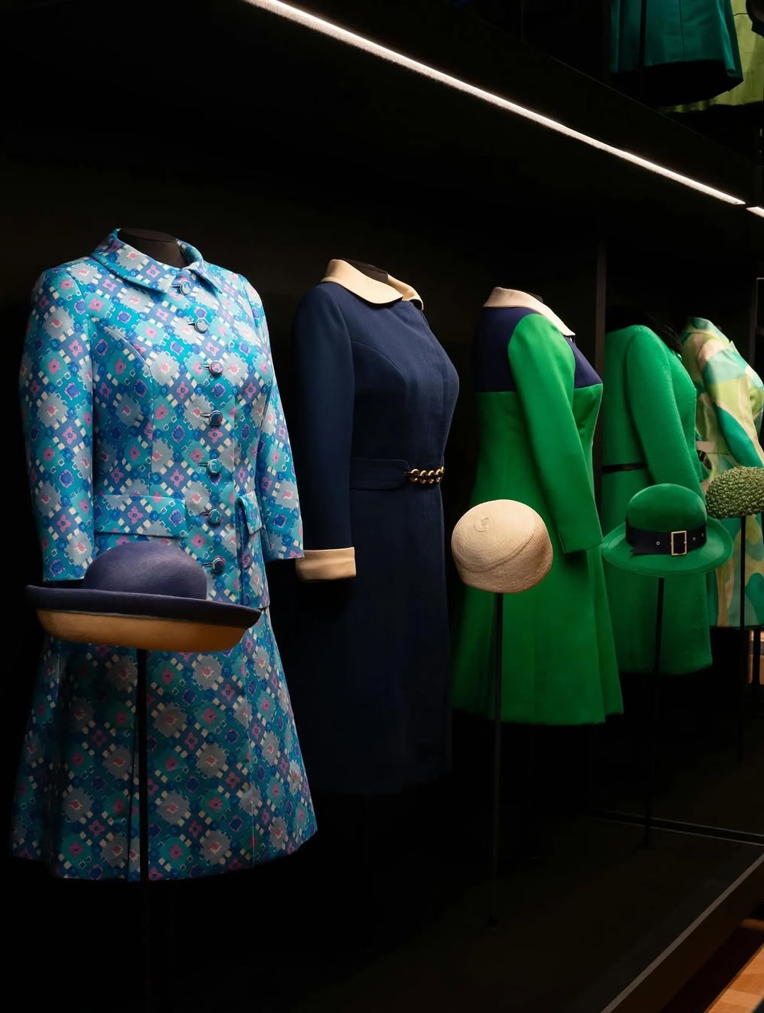 أزياء الملكة إليزابيث التي كانت ترتديها في الإطلالات اليومية والرسمية