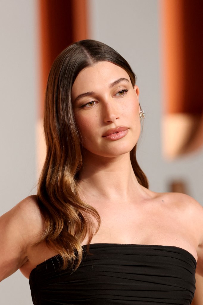 اطلالة هايلي بيبر بصبغات الشعر البني الشوكولا