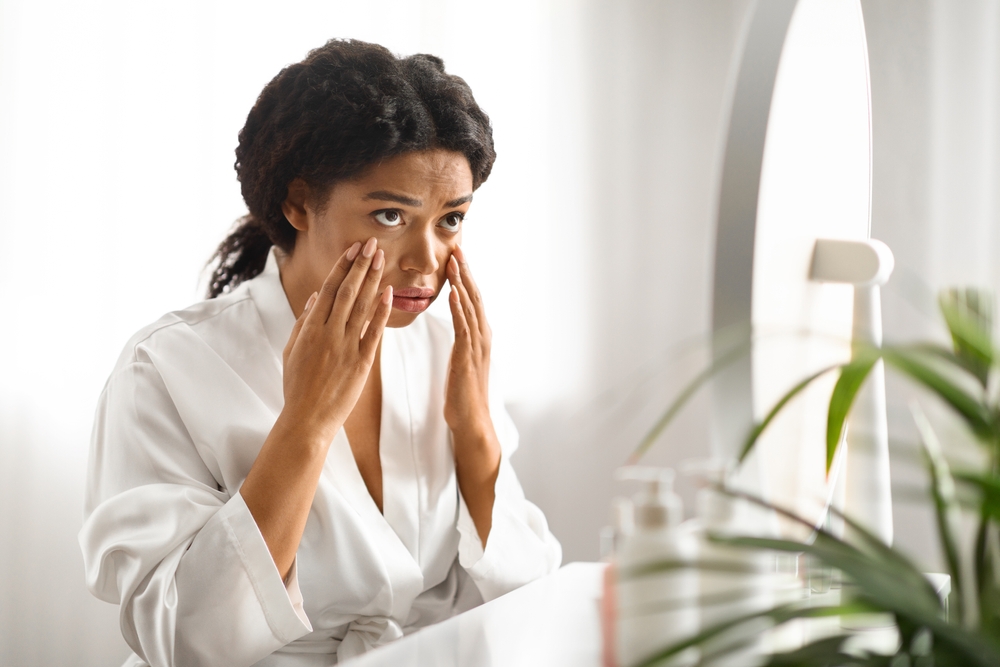 أسباب كثيرة تؤدي إلى الظلال والفراغات العميقة في الوجه