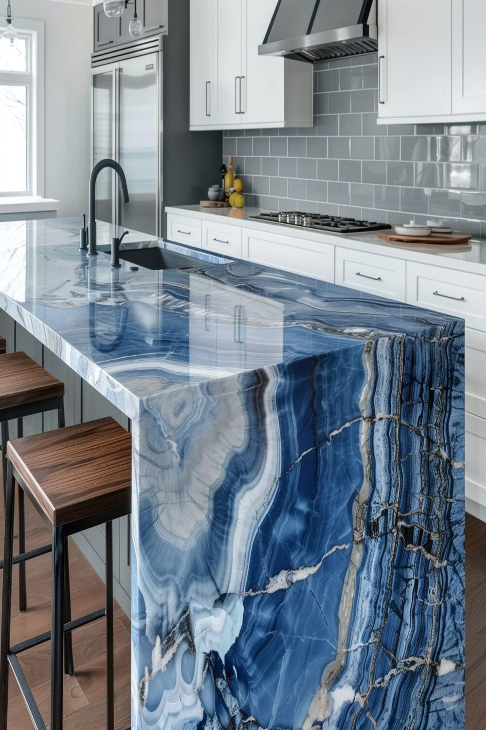 أسطح العمل اللافتة بشكل مبالغ فيه، قد تسيطر على مساحة المطبخ بطريقة سلبية