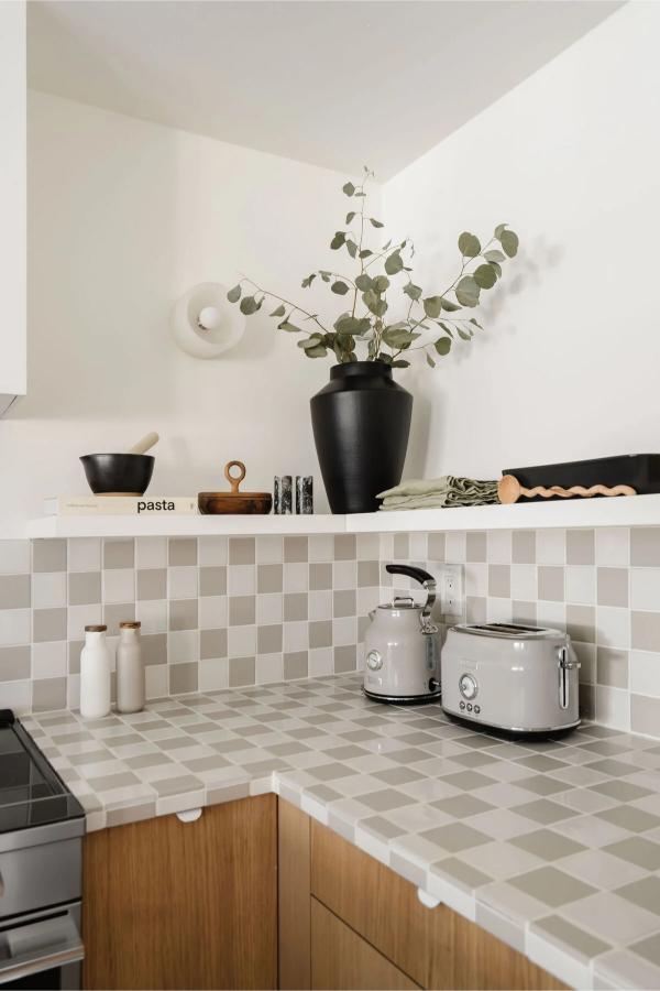 أسطح عمل المطبخ المكسوة بالبلاط من العناصر التصميمية التي فقدت مكانتها