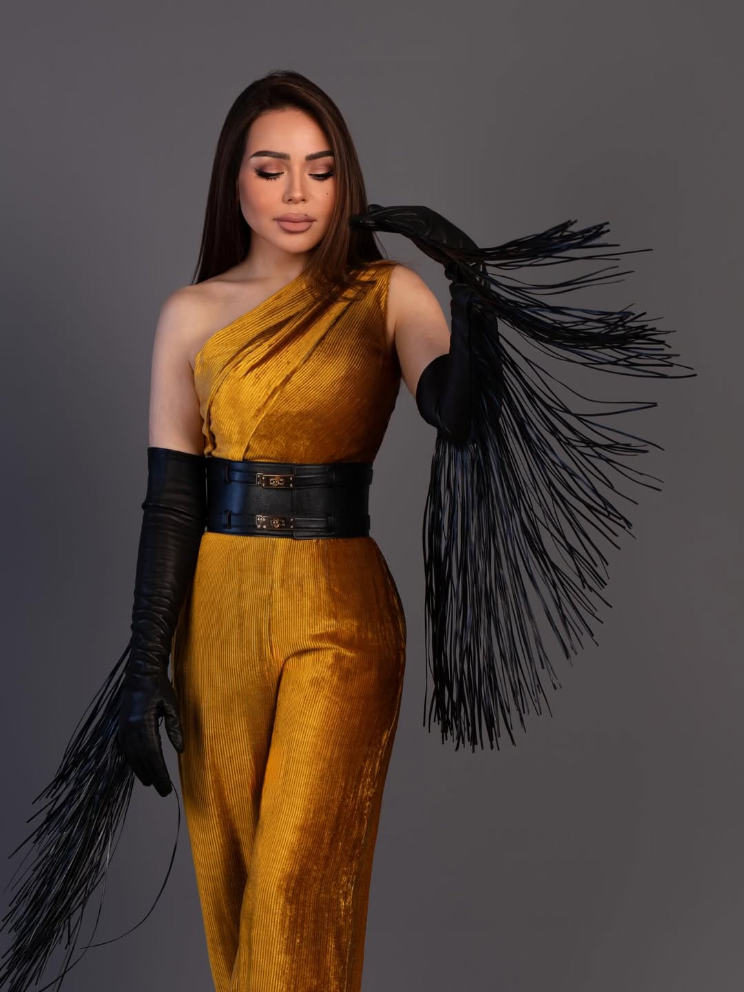  أسما إبراهيم تنسق قفاز عالي من الجلد الأسود من ماركة sportmax