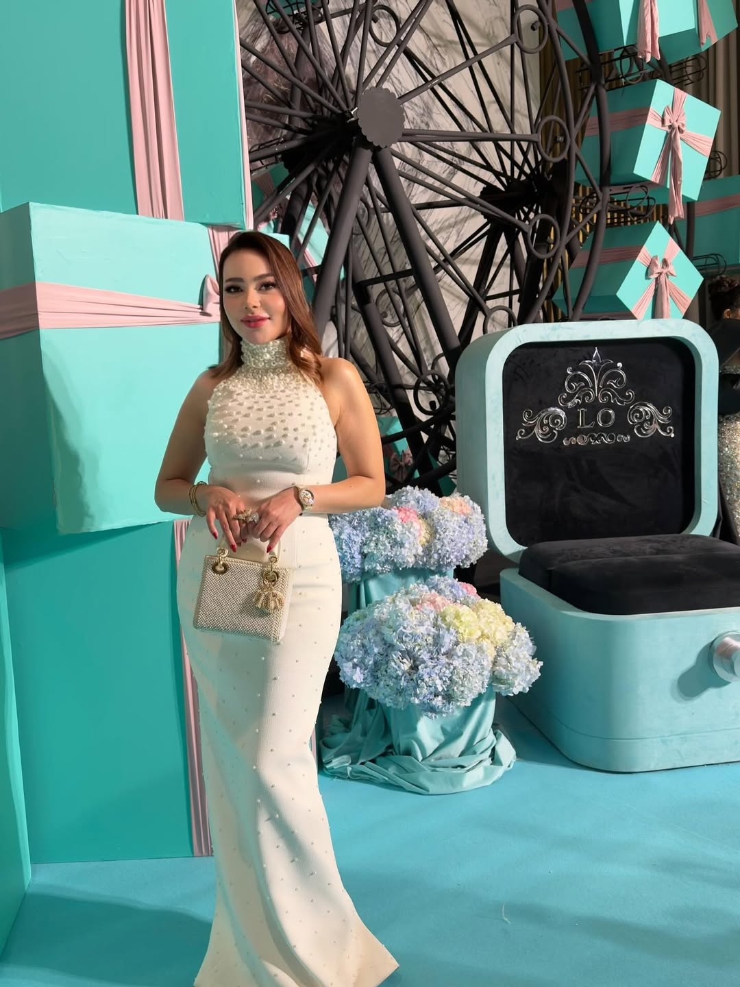 أسما ابراهيم بفستان سهرة طويل باللون الأبيض بقصة مجسمة بياقة الهالتر