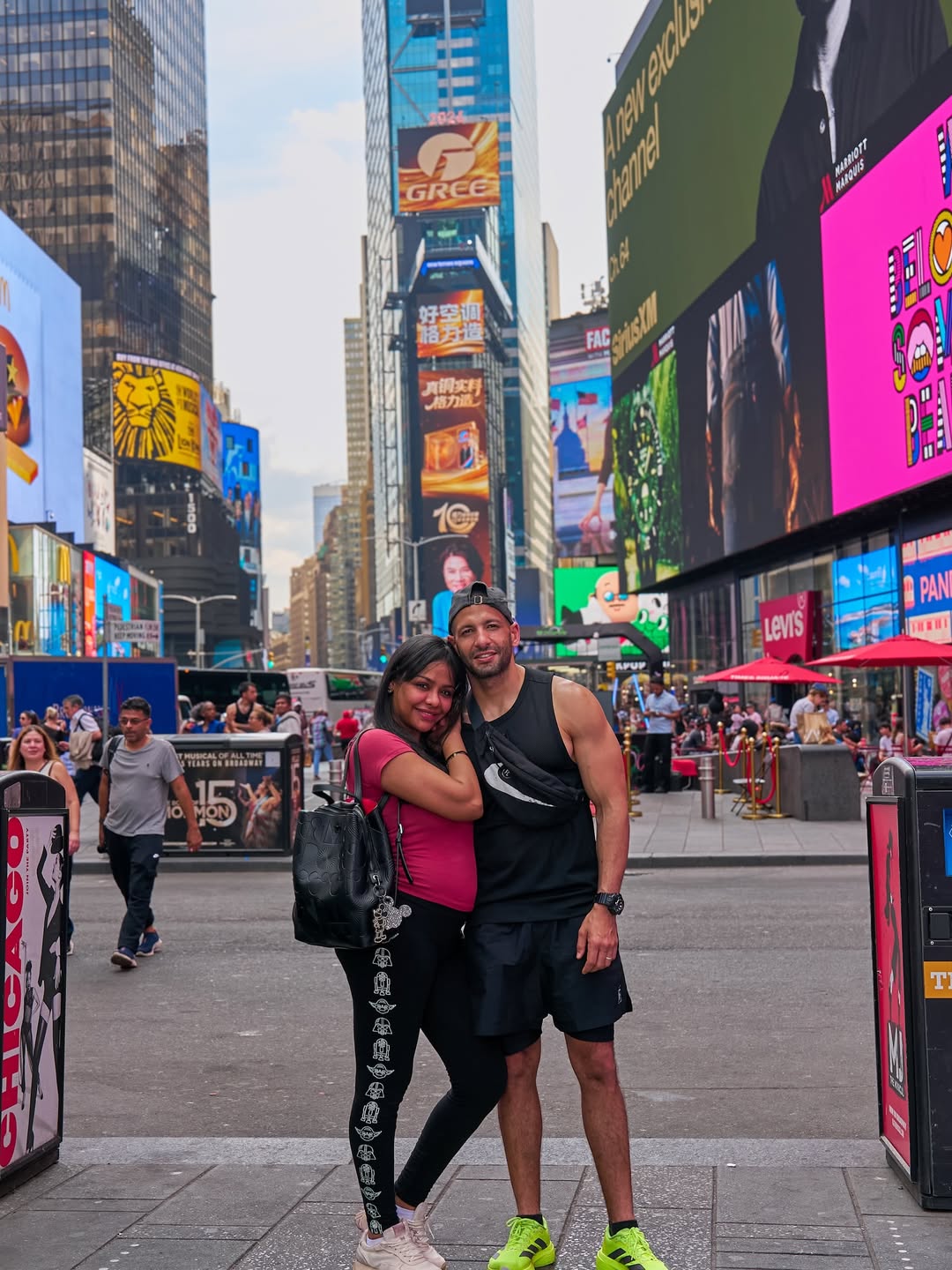  أسماء أبو اليزيد بإطلالة عفوية مع زوجها في شوارع نيويورك