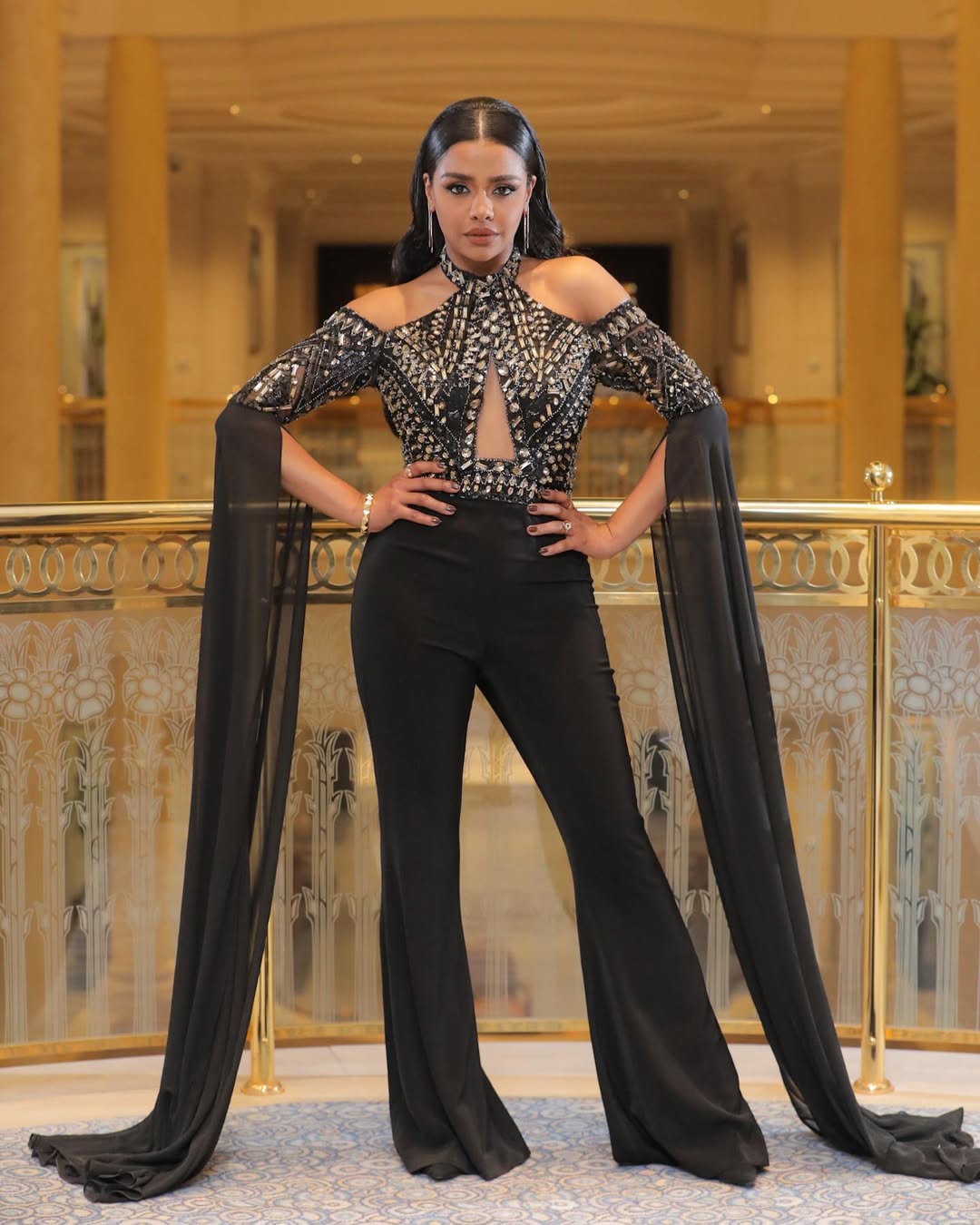 أسماء أبو اليزيد بصيحة الجمبسوت الأسود من توقيع sara Onsi