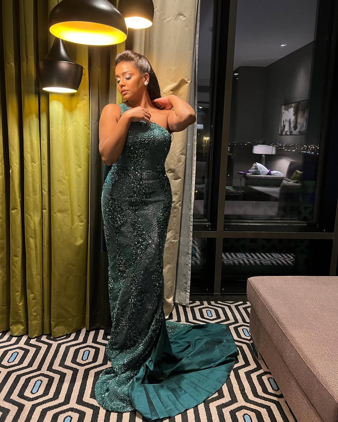 أسماء أبو اليزيد بفستان سهرة طويل باللون الأخضر الزمردي