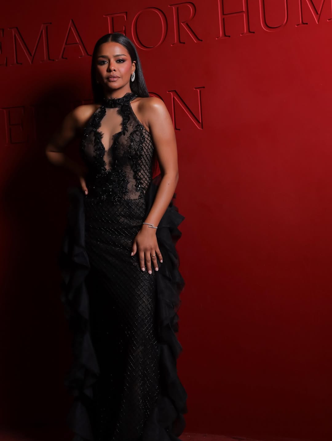 أسماء أبو اليزيد بفستان سهرة طويل باللون الأسود بياقة الهالتر