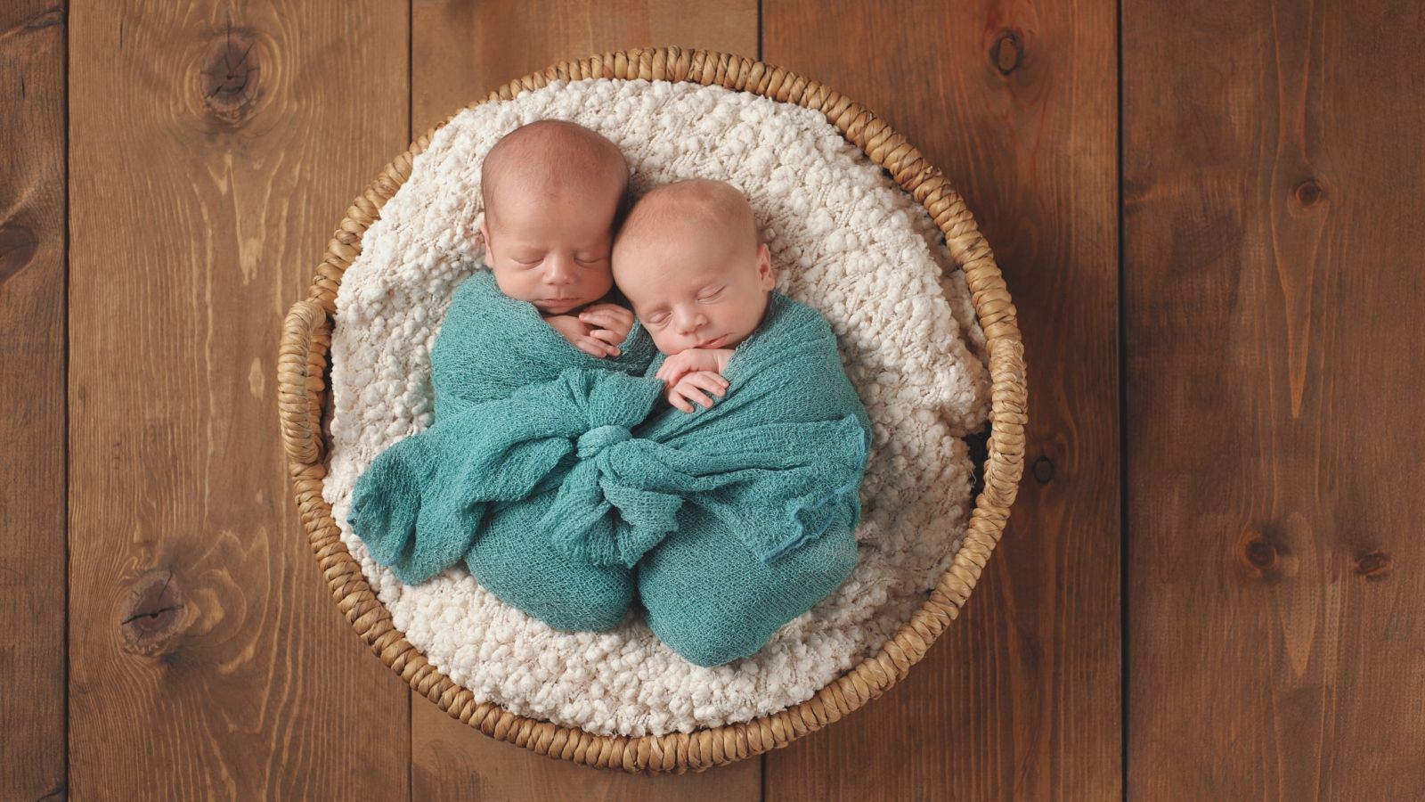 أسماء أولاد توأم على نفس الوزن أو الحرف