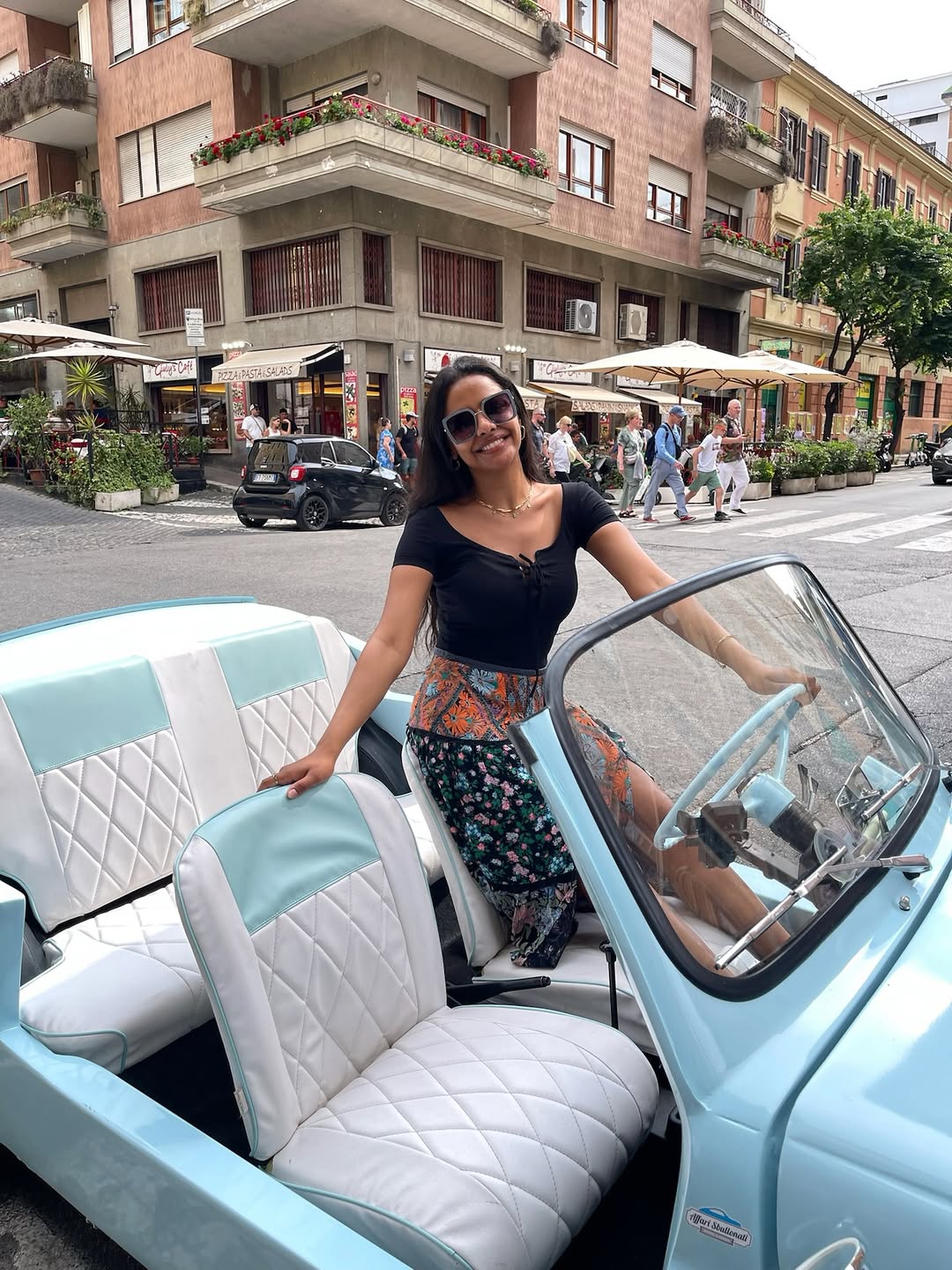 أسماء إطلالة صباحية بستايل تنورة ميدي منقوشة بالورود الملونة