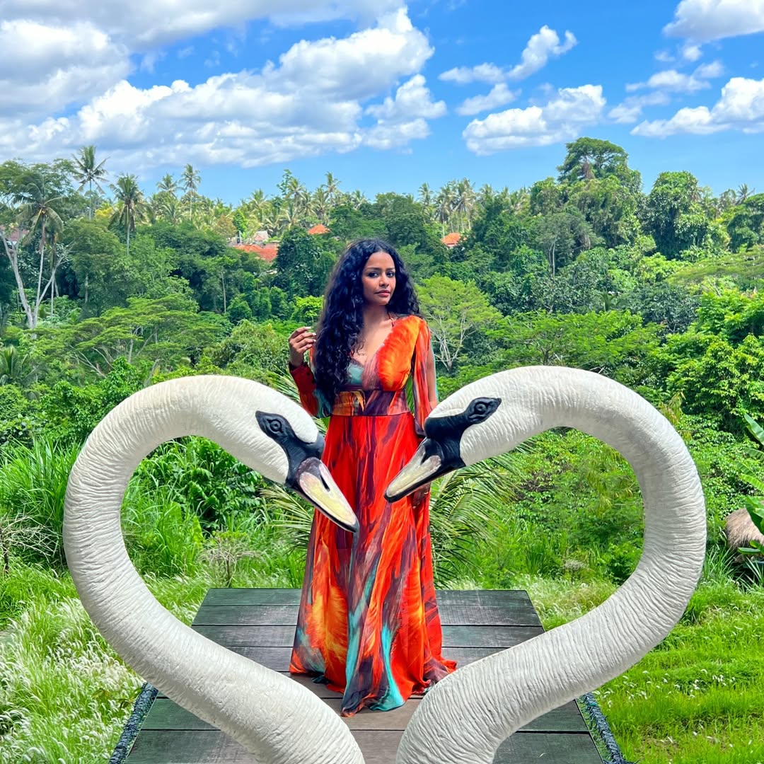 أسماء ابو اليزيد ترتدي فستانا طويلا مزين بطبعة ملونة