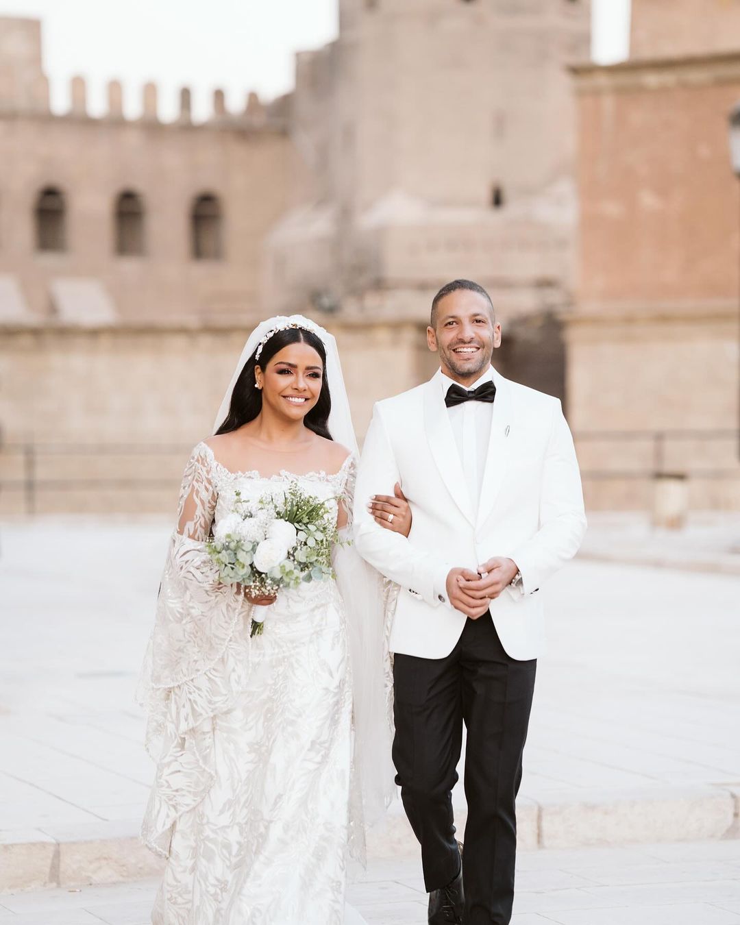 أسماء ابو اليزيد مع زوجها في حفل زفافهما