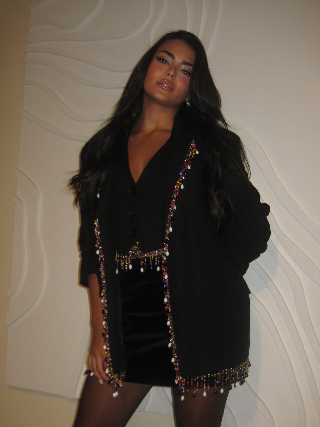 أسماء ببدلة أخرى باللون الأسود وتنورة ميني ضيقة بالخصر العالي مع جيليه