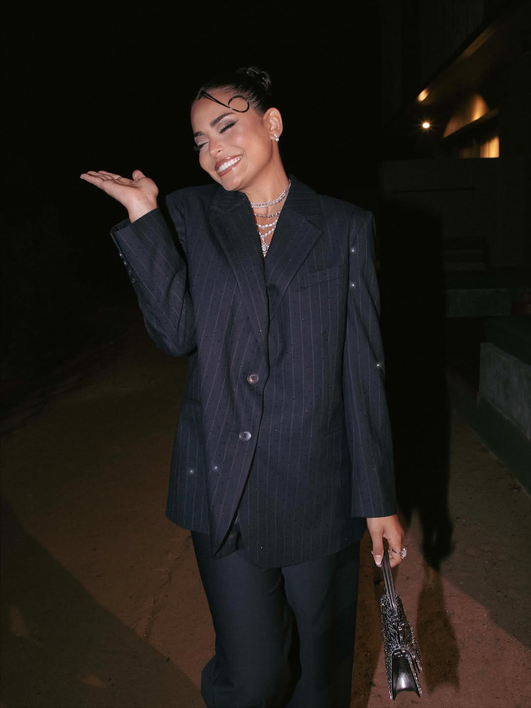 أسماء جلال بستايل البدلة النسائية العصرية باللون الأسود الموحد