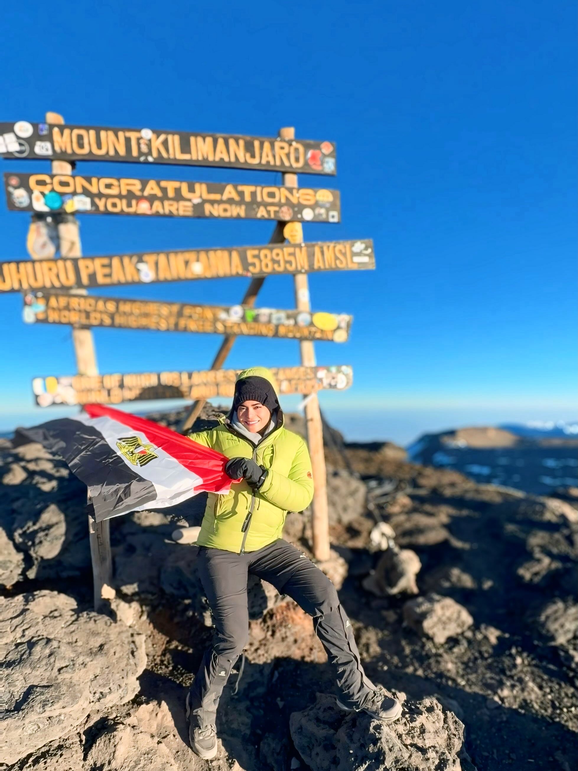 أسماء جلال تعبر من الغابات إلى سقف أفريقيا