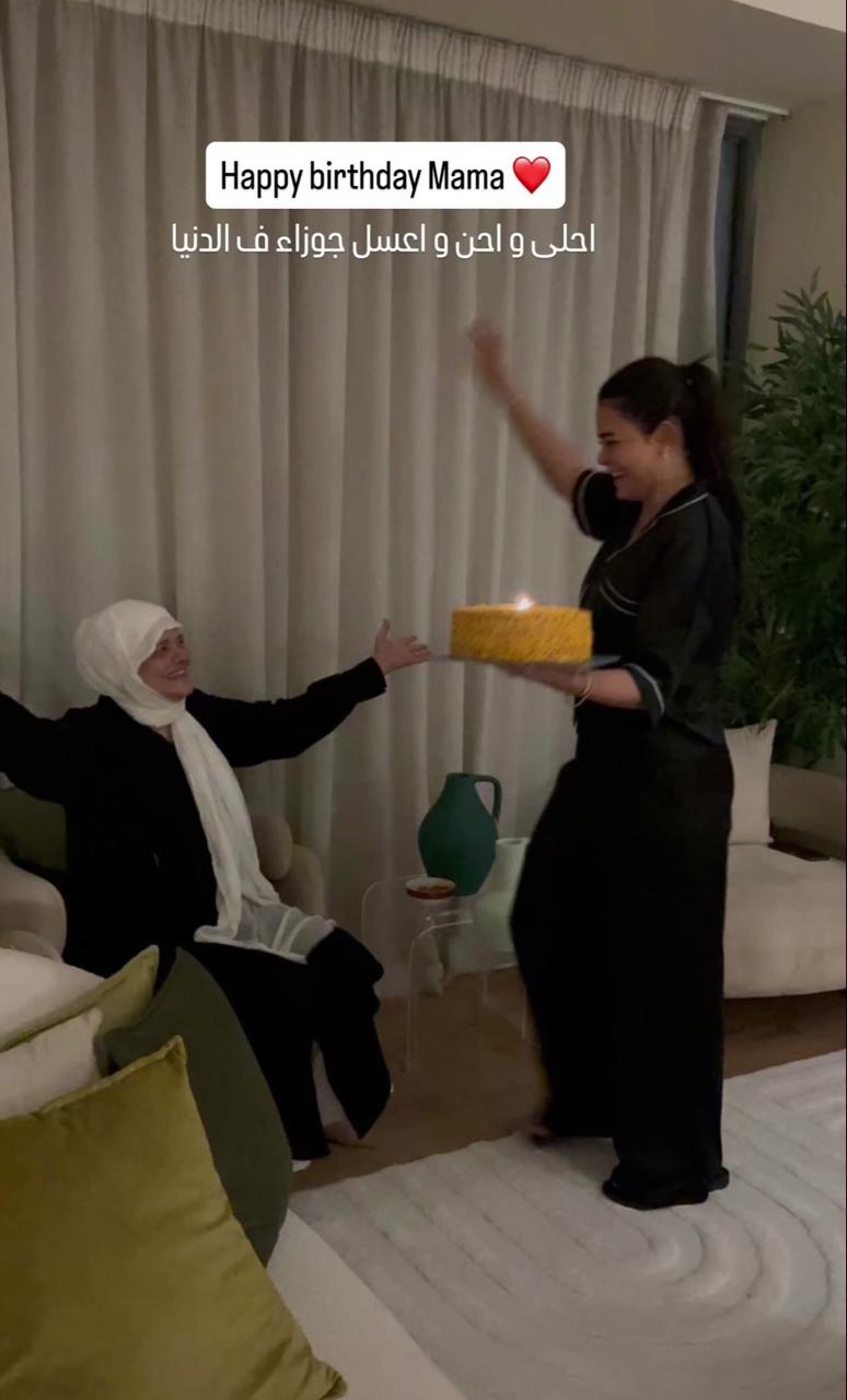 أسماء جلال تحتفل بعيد ميلاد والدتها