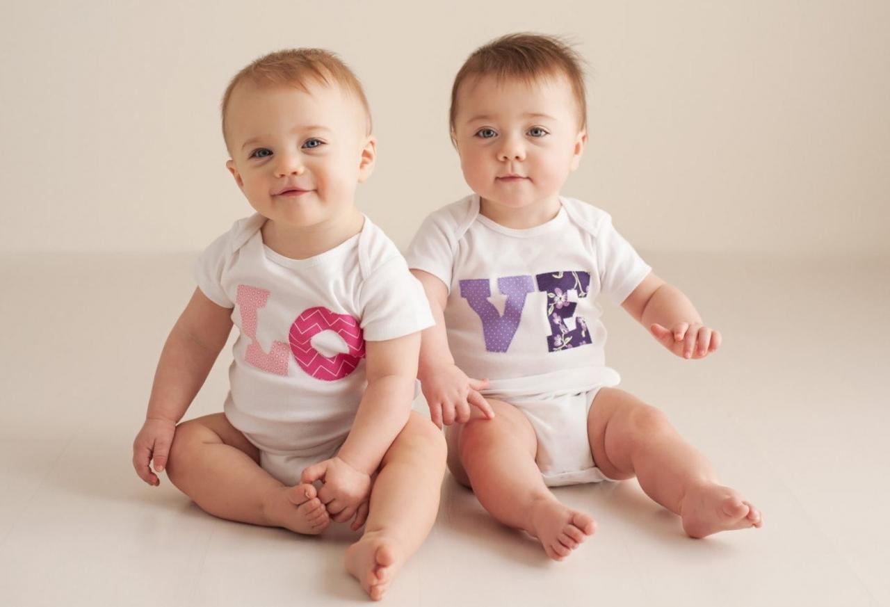 أسماء أولاد توأم على نفس الوزن أو الحرف