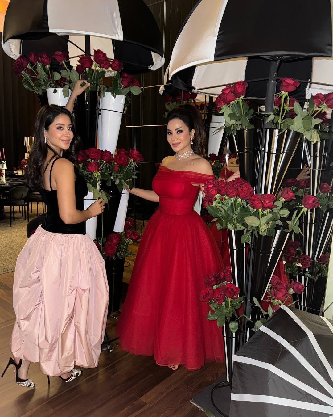  أسيل بالفستان الرقيق المصمم على شكل كورسيه من المخمل الأسود