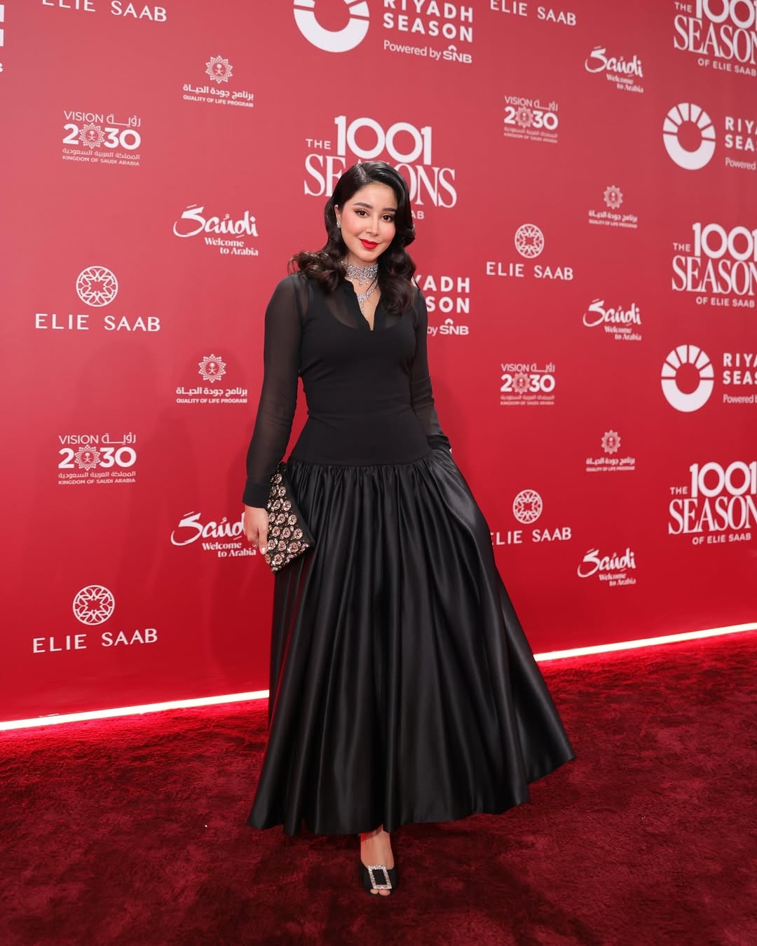  أسيل بستايل الفستان الأسود الطويل بالخصر المنخفض