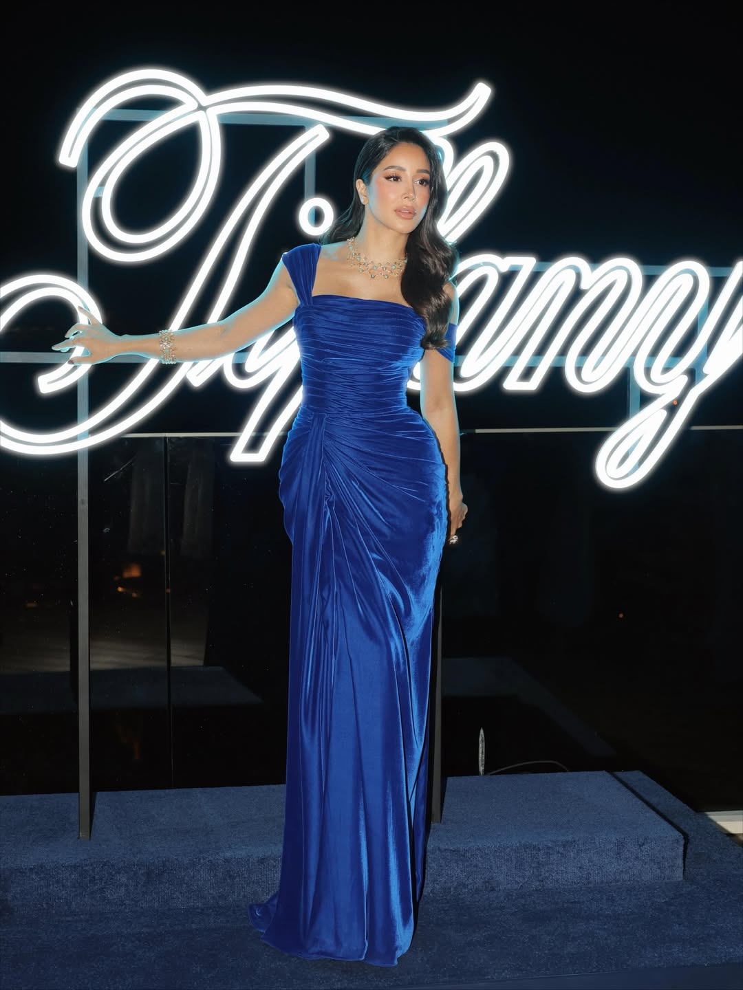 أسيل عمران بالفستان الأزرق المخملي