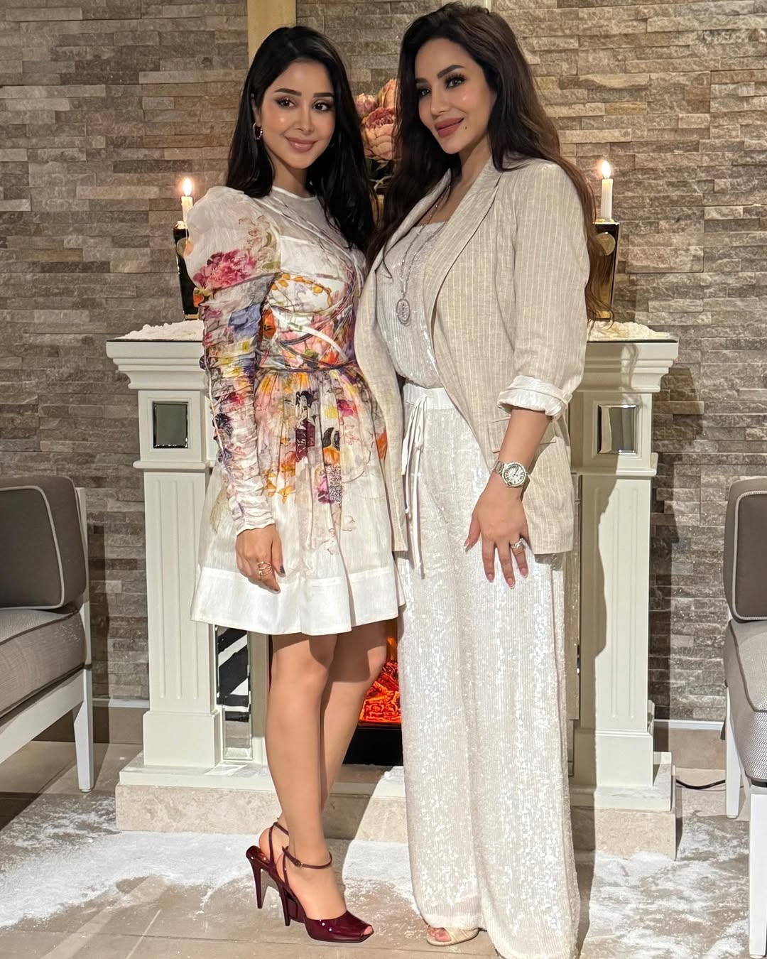  أسيل عمران بفستان أبيض بطبعة الورود الملونة ولجين ترتدي طقما باللون الأبيض العاجي