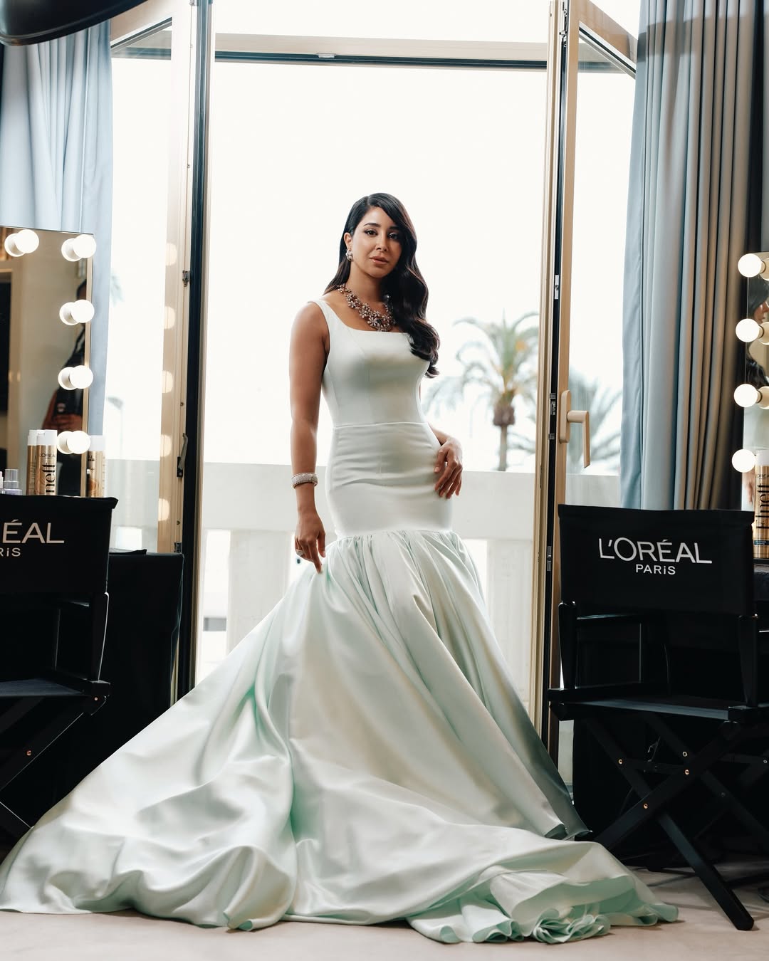 أسيل عمران بفستان أبيض حريري من توقيع شربل كرم