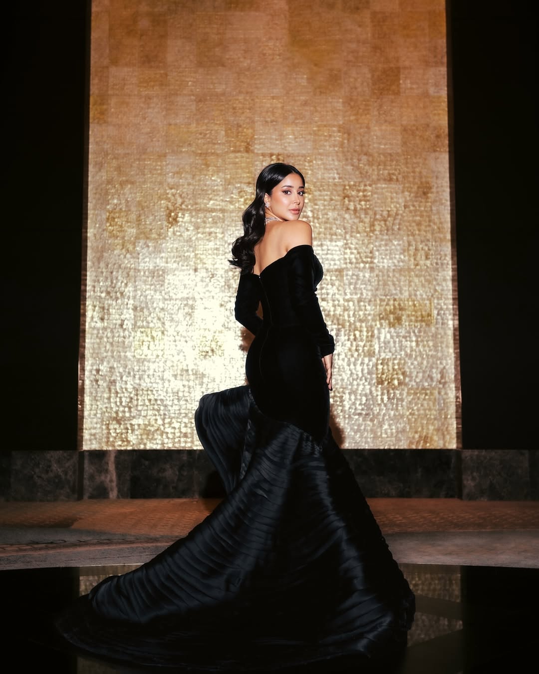 أسيل عمران بفستان مخملي أسود بتوقيع ملكي