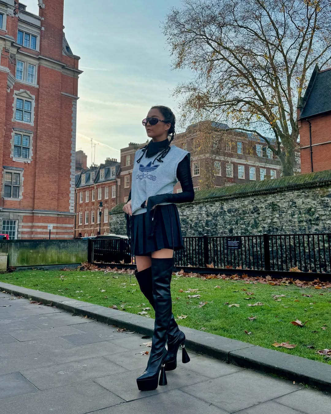  أشلي الكاجوال بتنورة البليسيه القصيرة باللون الأسود مع توب ضيق بنفس اللون