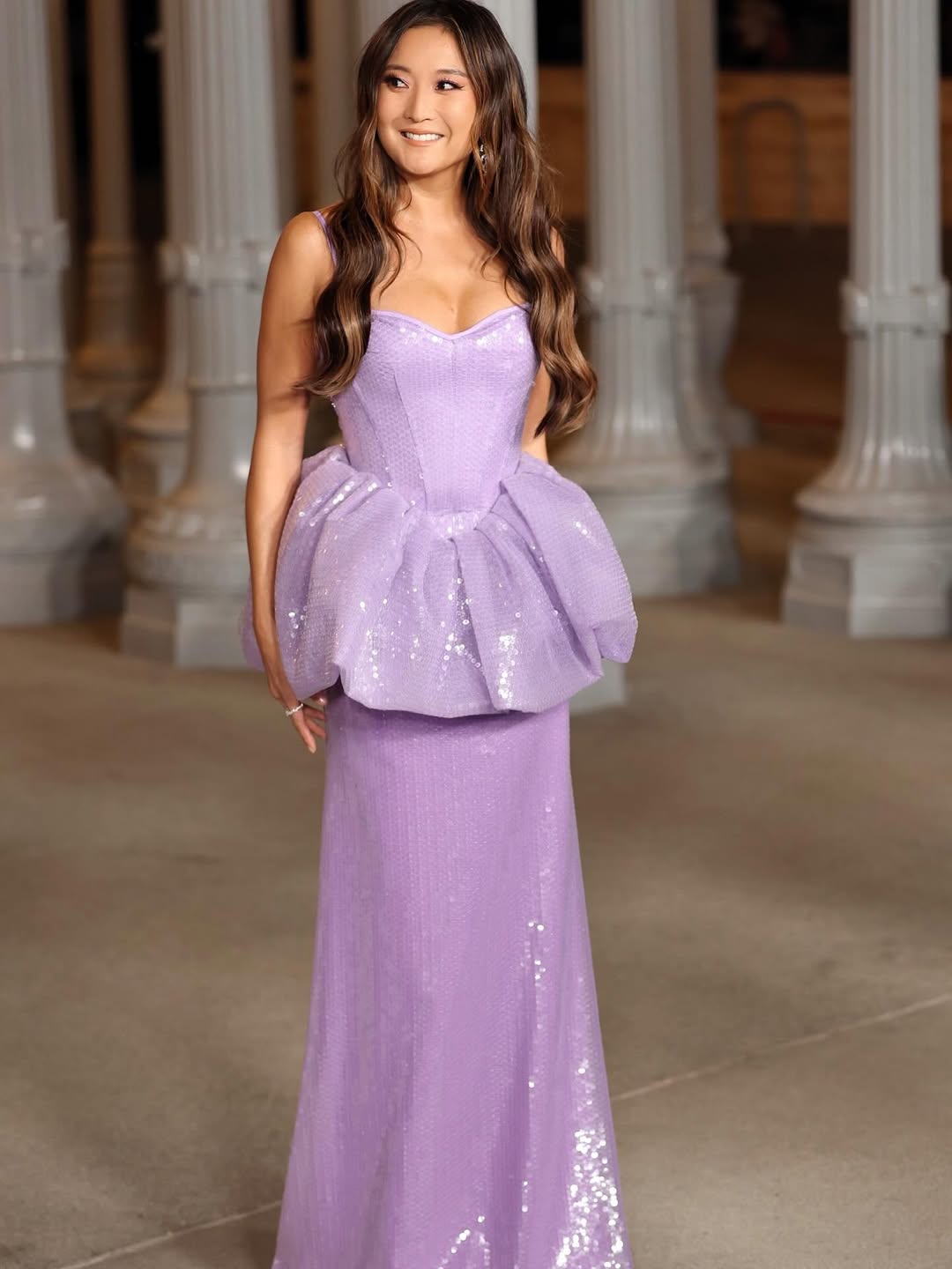 أشلي بارك بإطلالة مرصعة بالترتر باللون البنفسجي الفاتح من توقيع David Koma