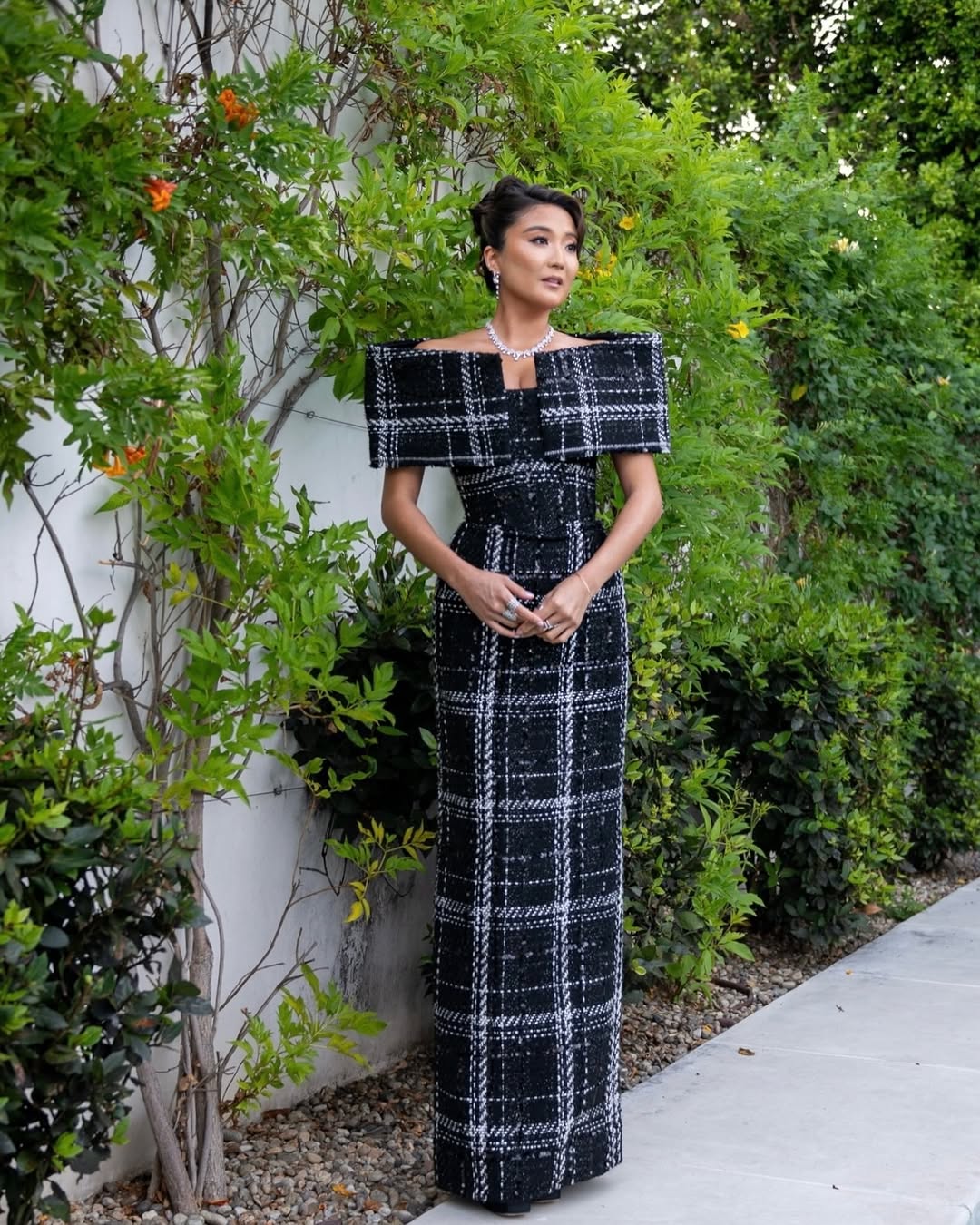  أشلي بستايل كلاسيكي معاصر بصيحة الفستان الطويل من التويد الأسود المحبوك