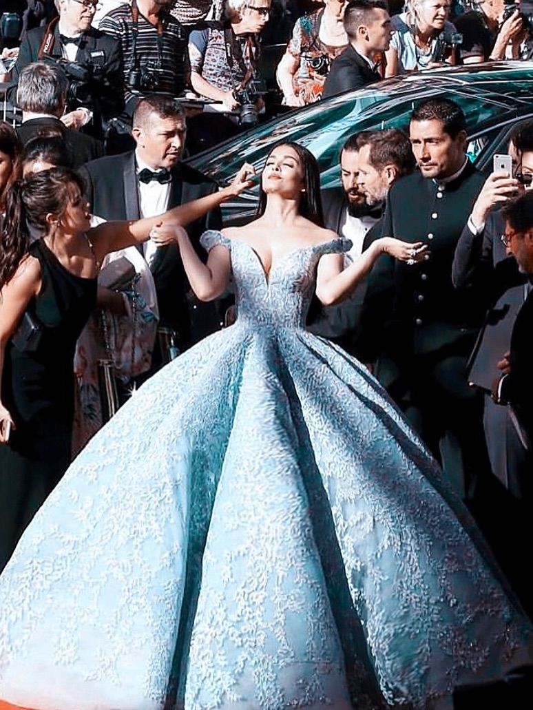 أشواريا راي بفستان منتفخ باللون الأزرق الفاتح من توقيع Michael cinco
