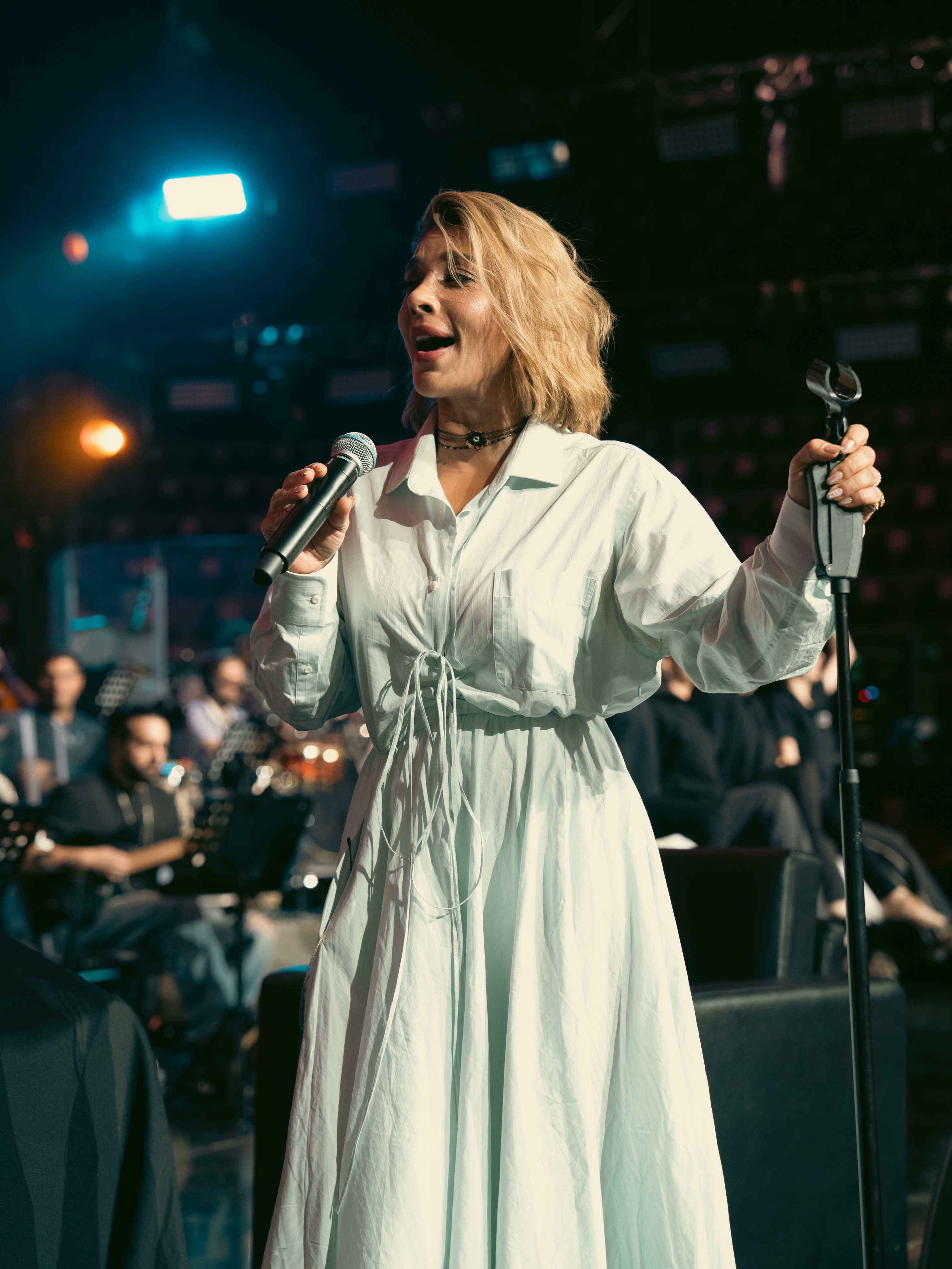 أصالة بإطلالة عصرية بسيطة بصيحة الـShirt dress باللون الأزرق الشاحب