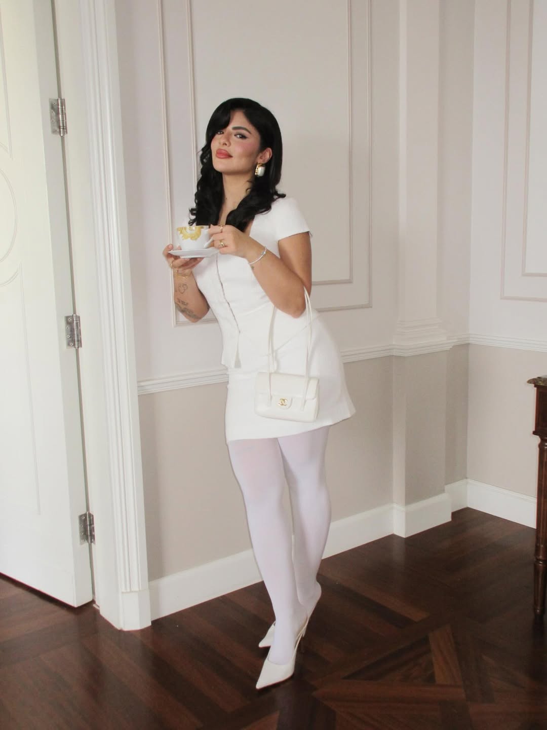 أصالة كامل إطلالة مونوكروم باللون الأبيض