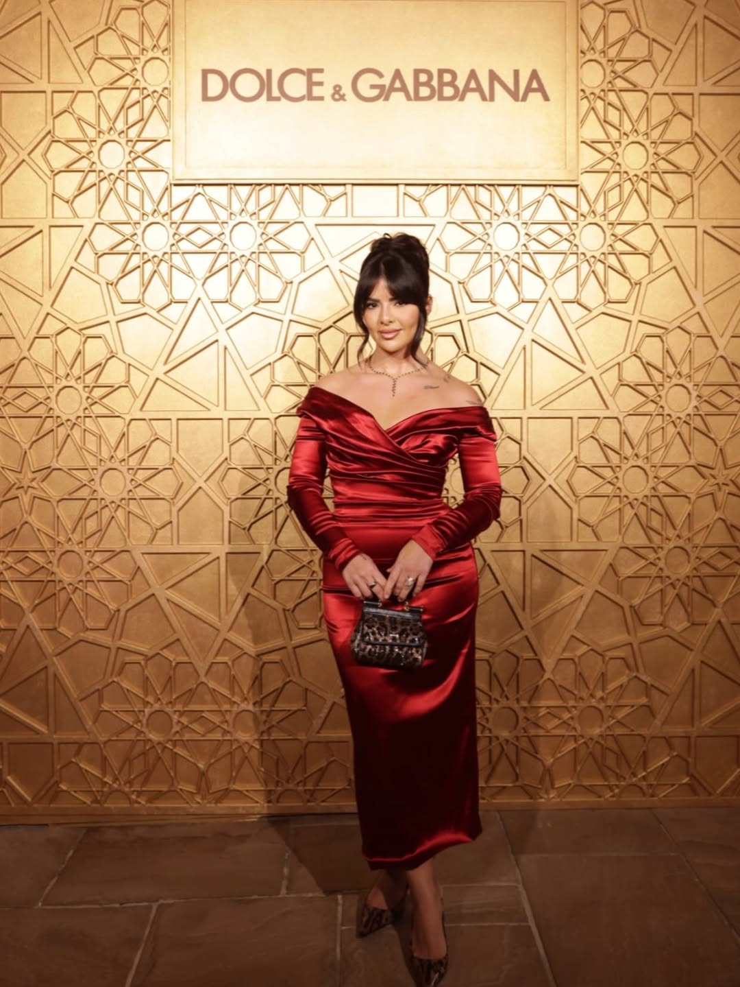 أصالة كامل بصيحة الحرير الأحمر بفستان رقيق من دار Dolce and Gabbana