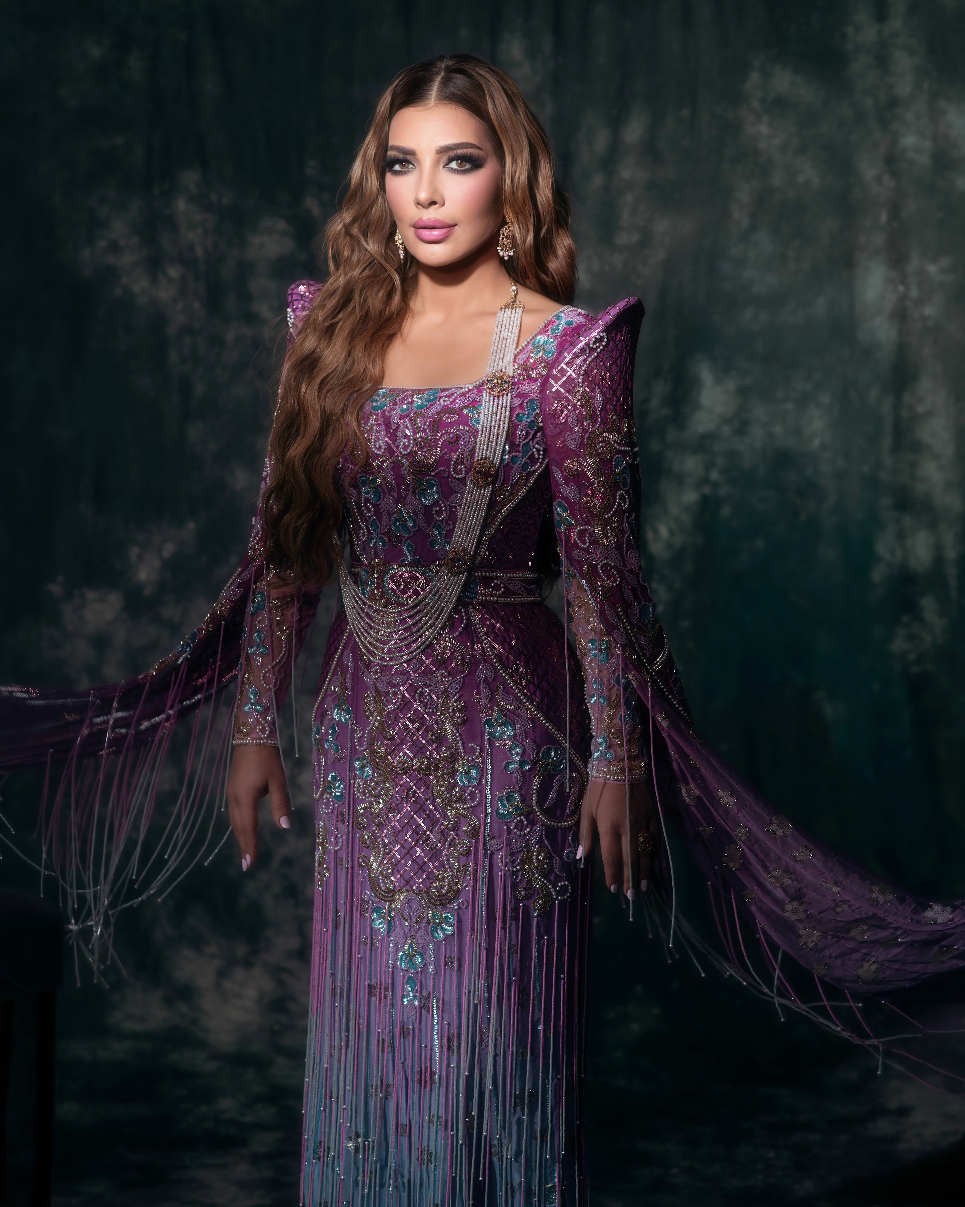أصالةبفستان سهرة طويل مستوحى من الزي الإماراتي