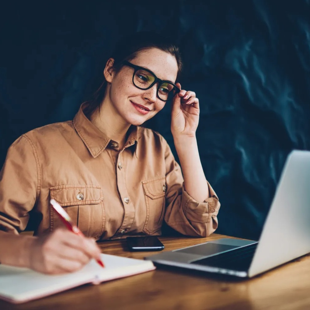صبحت المرأة الرقمية تعلم مهارات جديدة من خلال التكنولوجيا