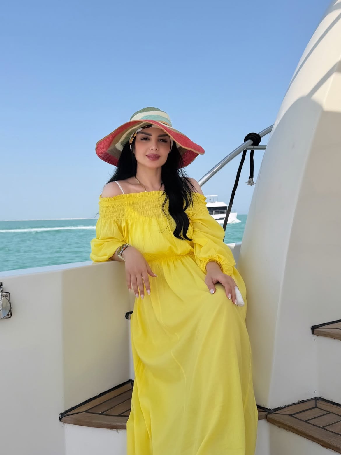 أصيل همام بالفستان الأصفر المشرق