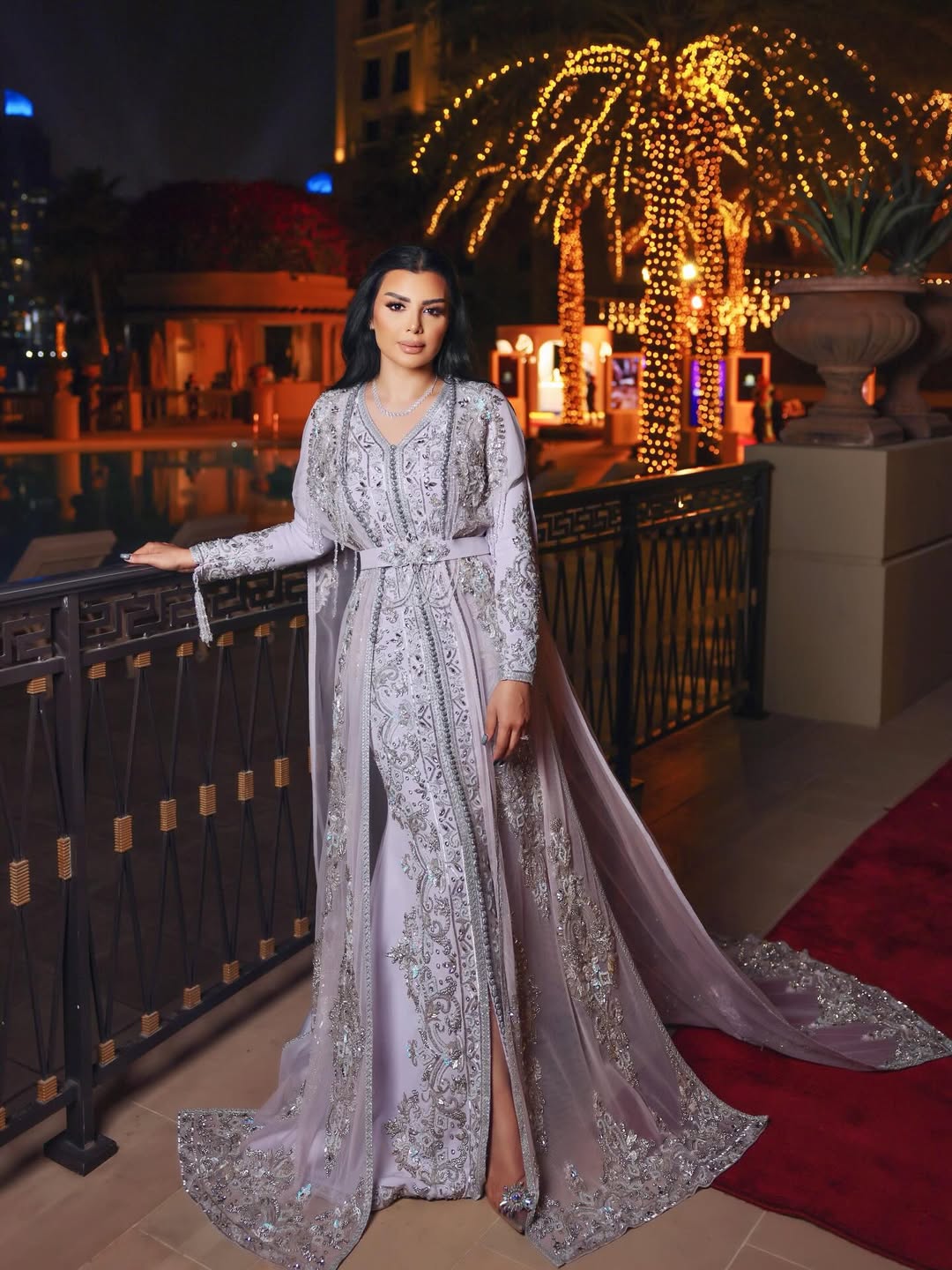 أصيل هميم بقفطان أنيق باللون الفضي  باللون البنفسجي الفاتح