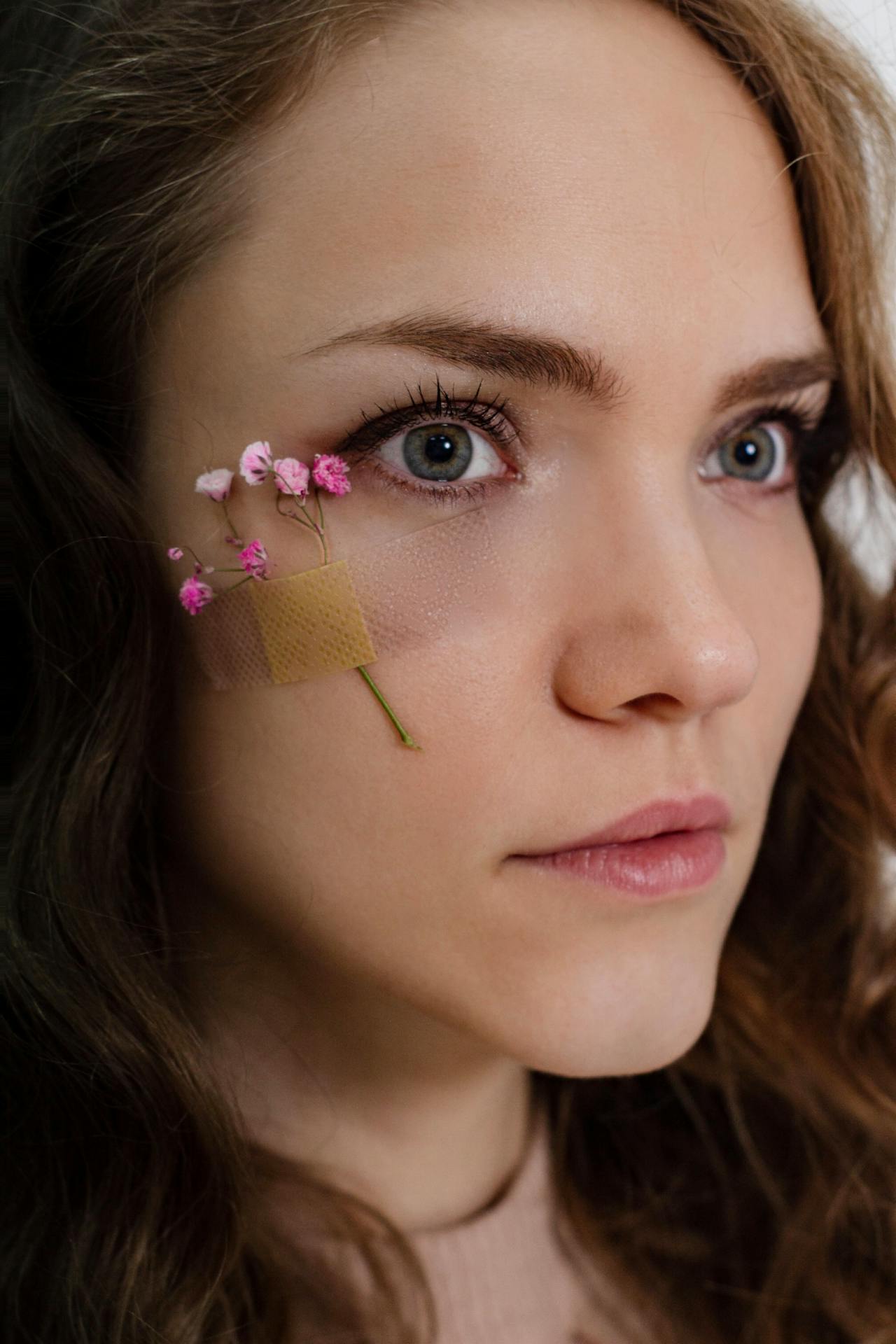 أطباء الجلدية والتجميل يرفضون استخدام الشرائط اللاصقة للتخلص من التجاعيد