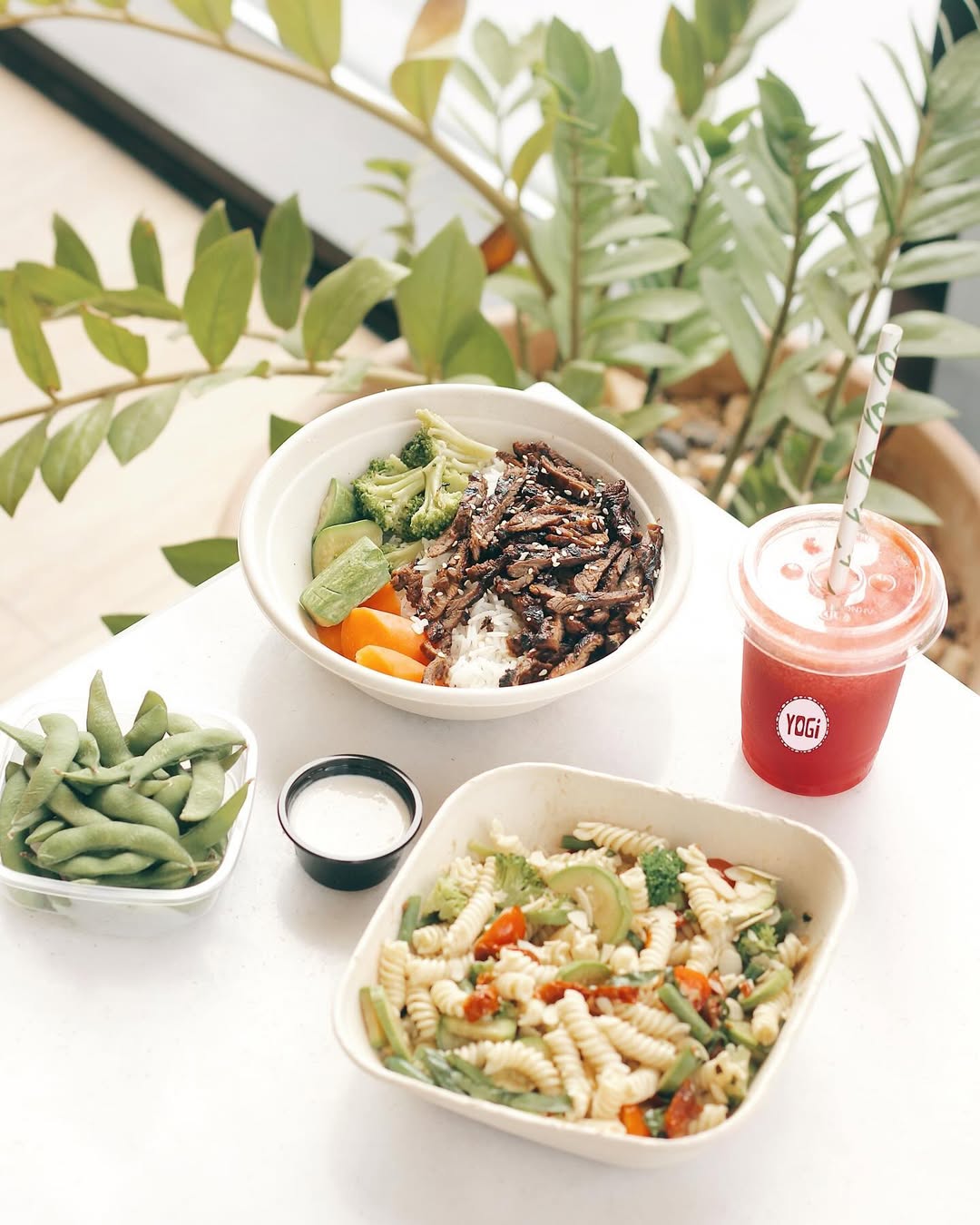 أطباق صحية متنوعة يقدمها مطعم يوجي