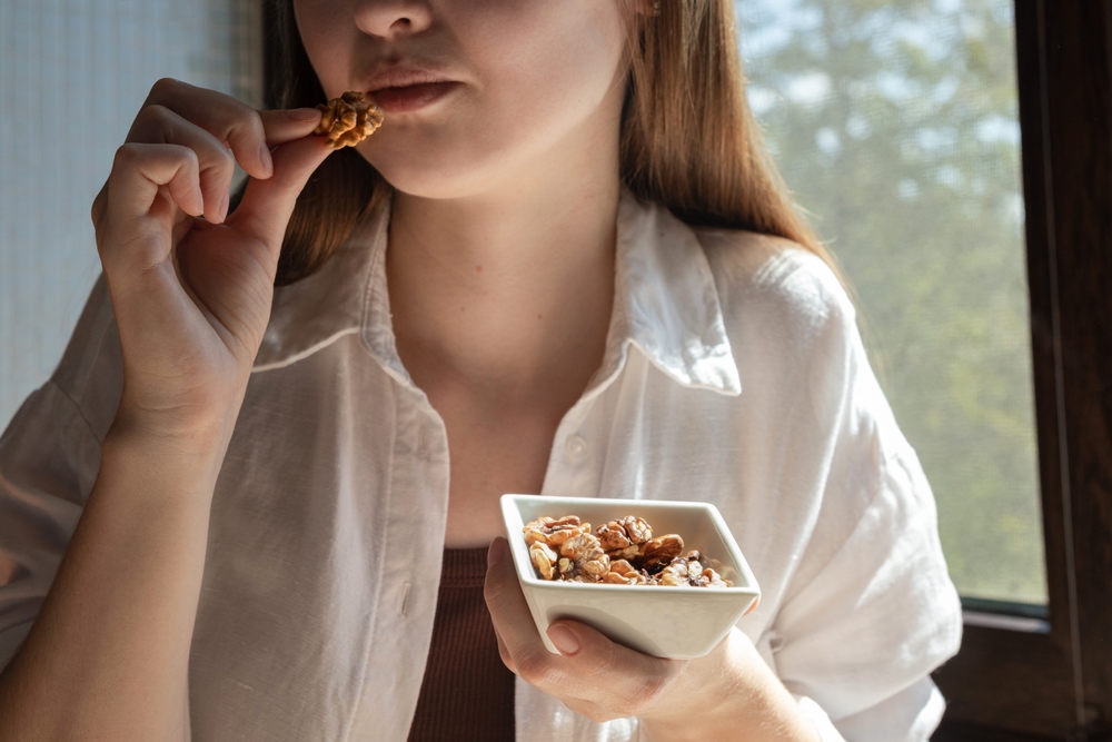 أطعمة غنية بأوميغا 3 مثل الجوز يقلل الإلتهاب