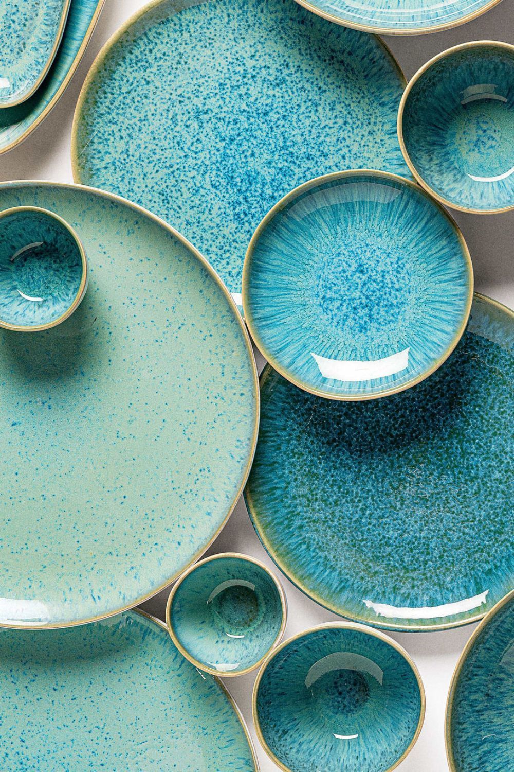 أطقم طعام بألوان مستوحاة من حجر الفيروز