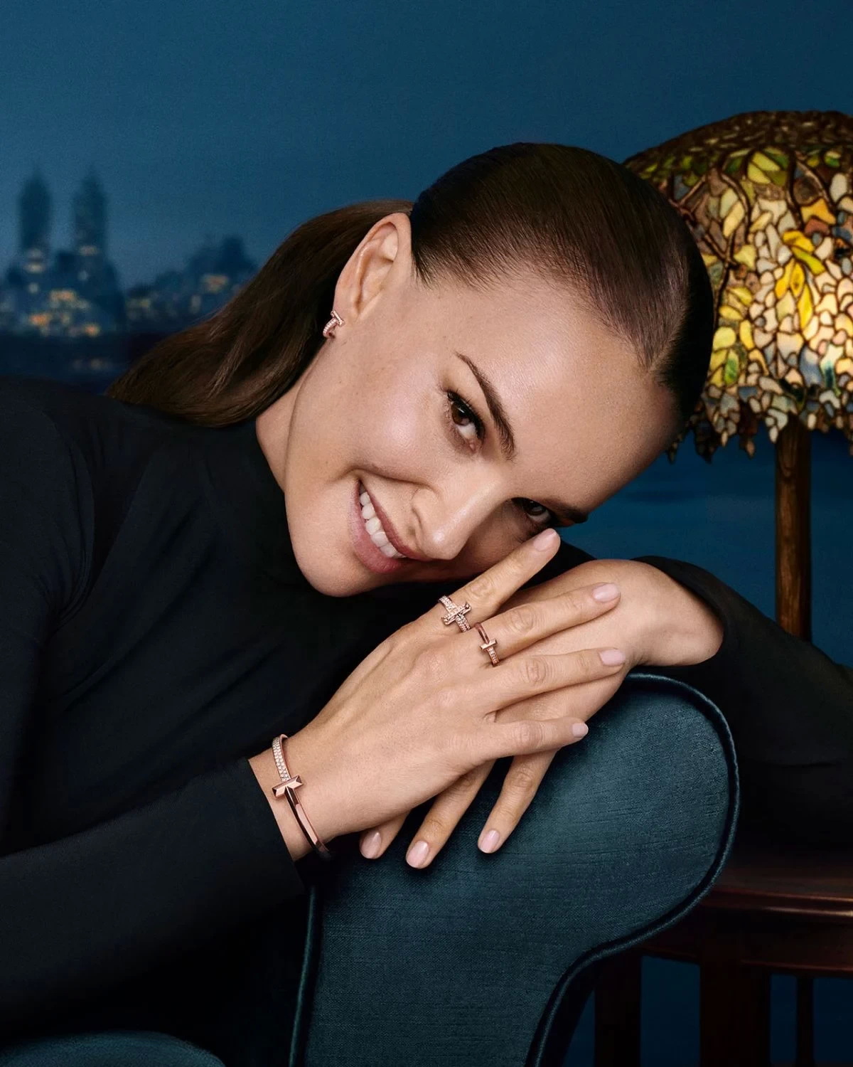 أعلنت دار Tiffany & Co. اختيار الممثلة والمنتجة والمخرجة Natalie Portman، لتكون السفيرة العالمية الجديدة للدار