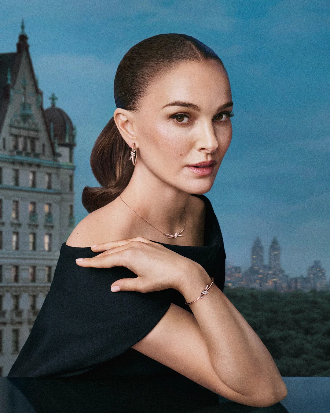 أعلنت دار Tiffany & Co. اختيار الممثلة والمنتجة والمخرجة Natalie Portman، لتكون السفيرة العالمية الجديدة للدار