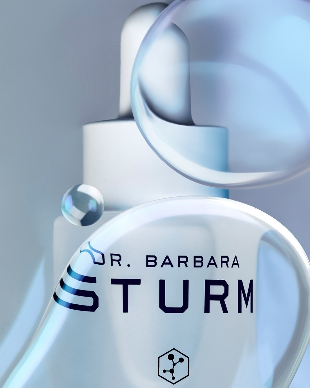 أعلنت DR. BARBARA STURM عن إطلاق سيروم الهيلارونيك، الغني بحمض الهيلارونيك