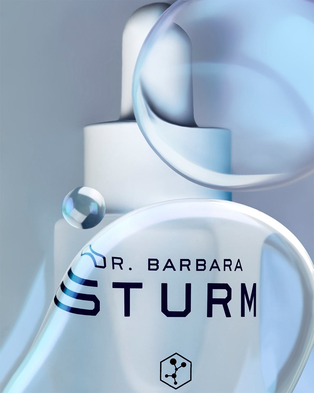 أعلنت DR. BARBARA STURM عن إطلاق سيروم الهيلارونيك، الغني بحمض الهيلارونيك