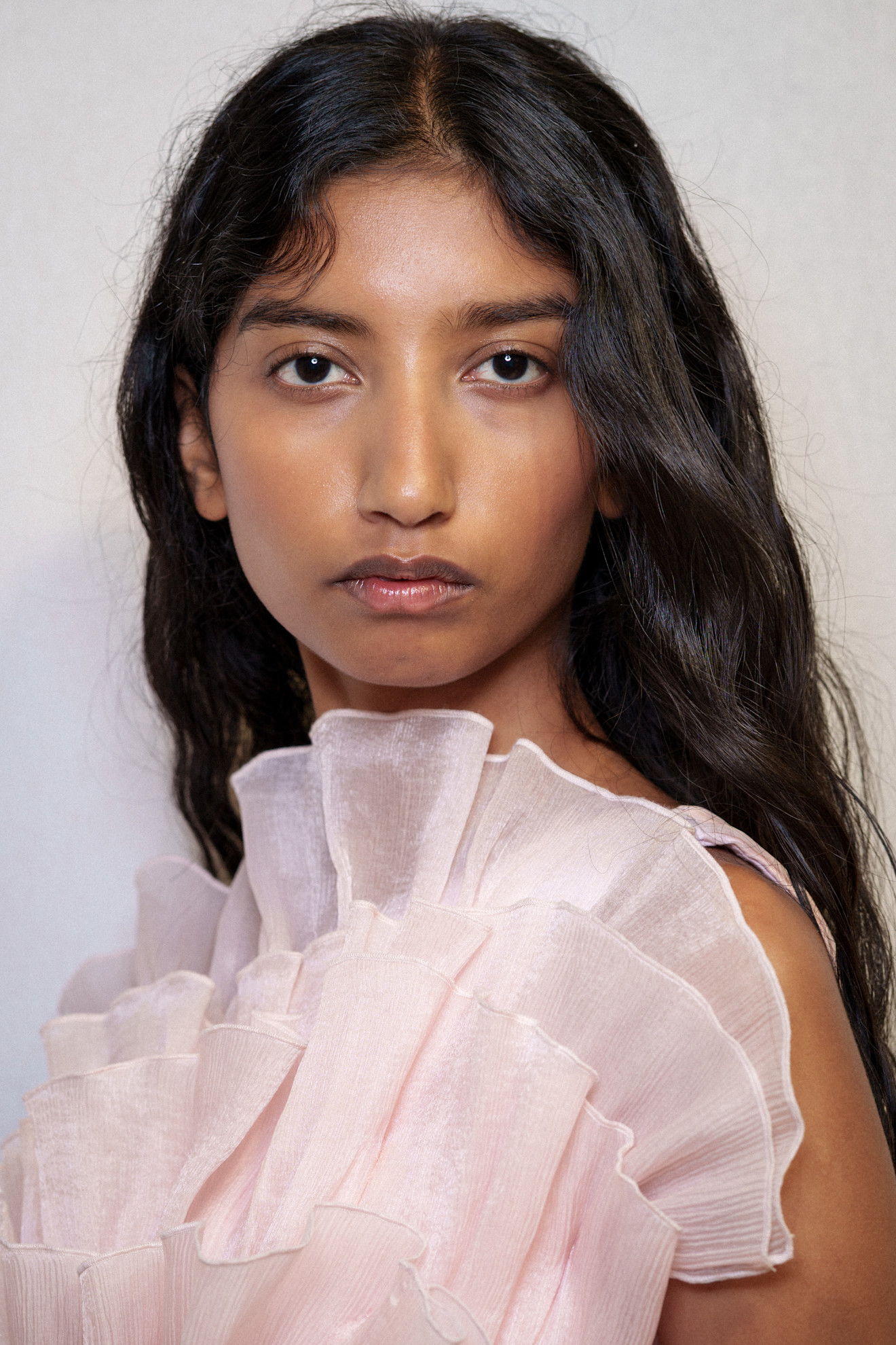 أفضل بخاخات الشعر لتكثيفه وتعطيره ومنحه لمعاناً صحياً