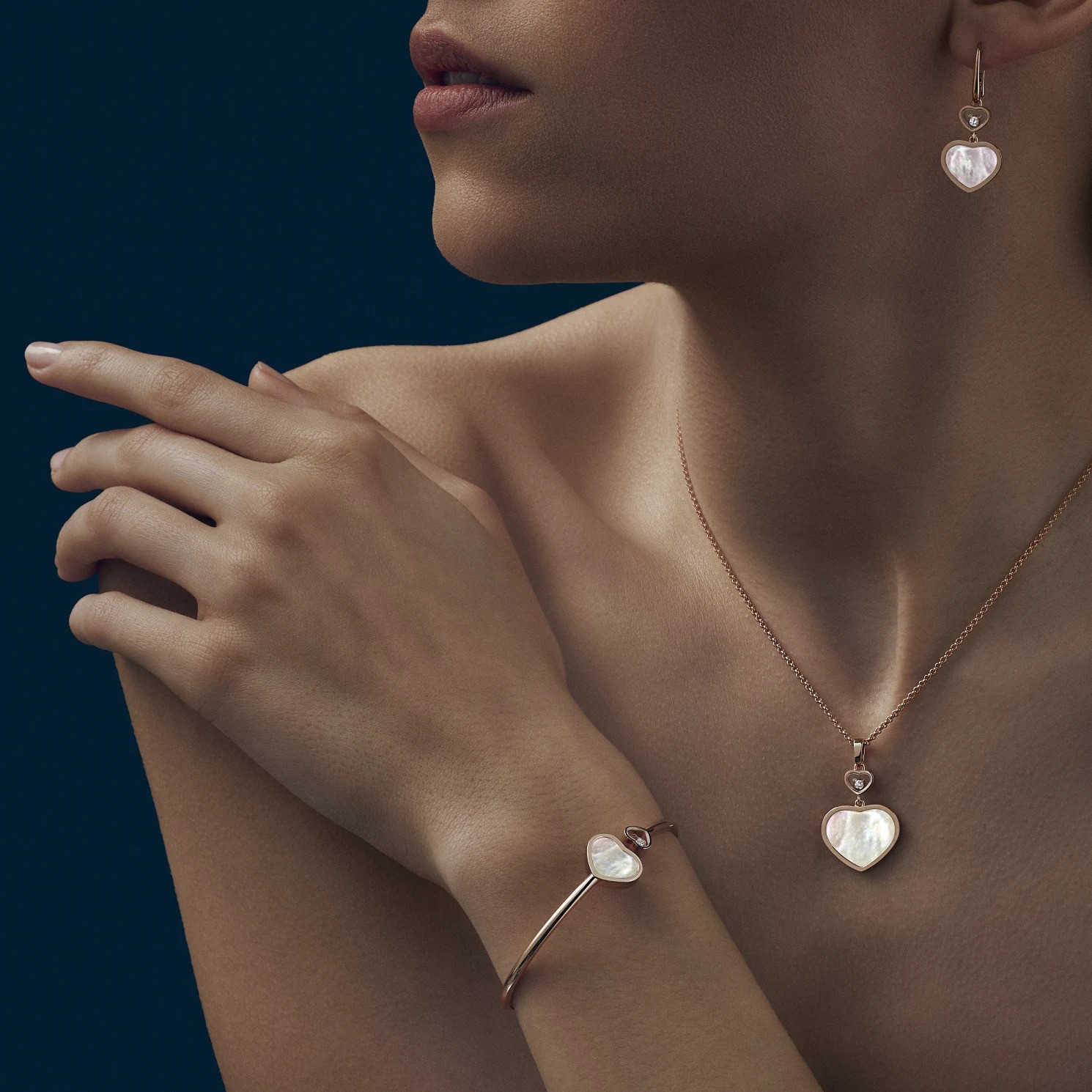 أقراط  Happy Hearts من Chopard