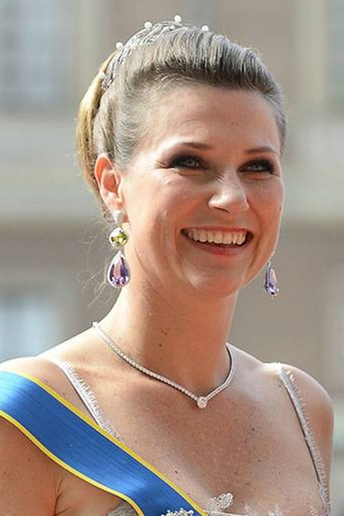 أقراط الجمشت والبريدوت للأميرة مارثا لويز